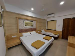 Een bed of bedden in een kamer bij Amansaraa Bhide Retreat