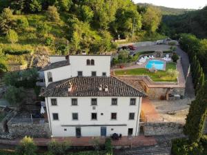 una vista aérea de una casa blanca con piscina en Rocca Palazzaccio, en Impruneta