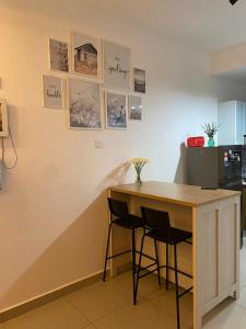 uma cozinha com uma mesa e bancos num quarto em Homestay Desaru Rock House em Bandar Penawar