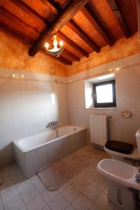 ein Badezimmer mit einer Badewanne, einem WC und einem Waschbecken in der Unterkunft Agriturismo San Lorenzo in Lastra a Signa