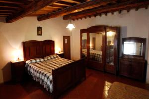 Schlafzimmer mit einem Bett, einer Kommode und einem Spiegel in der Unterkunft Agriturismo San Lorenzo in Lastra a Signa