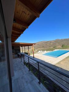 uma vista do deque de uma casa com piscina em el buen aire em La Pampa