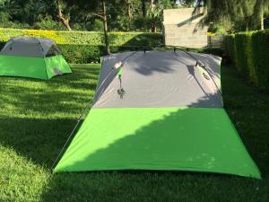 2 tentes assises sur l'herbe dans une cour dans l'établissement BIMS Vacation Rental, à Fort Portal