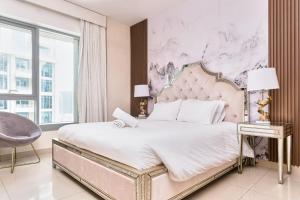 a bedroom with a large bed and a marble wall at Bellavista - Striking - 1BR with Extra Twin Room - 29 boulevard - Partial Fountain View in Dubai +41 photos