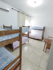un grupo de literas en una habitación en Hostel Dela, en Tiradentes