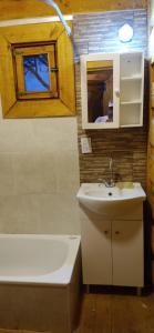 La salle de bains est pourvue d'un lavabo, de toilettes et d'une baignoire. dans l'établissement Cabaña El Cardenal, à Tandil
