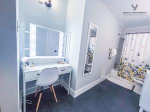 baño con escritorio blanco y lavabo en The Moose #5 - Modern Comfy Studio with King Bed, Free Parking & Fast WiFi en Memphis