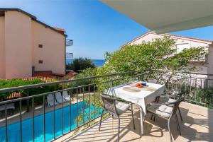Bazén v ubytování Apartments Ljiljana nebo v jeho okolí