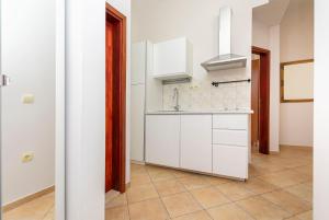 Kuchyň nebo kuchyňský kout v ubytování Apartments Ljiljana