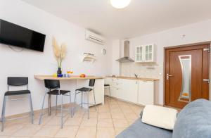 Kuchyň nebo kuchyňský kout v ubytování Apartments Ljiljana