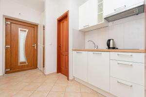 Kuchyň nebo kuchyňský kout v ubytování Apartments Ljiljana