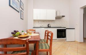 Kuchyň nebo kuchyňský kout v ubytování Apartments Ljiljana