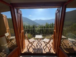balcón con vistas a una mesa y sillas en Casa Rural Uría - Ubicación perfecta, rodeado de naturaleza, vistas espectaculares, en Gavín