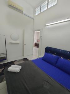 依斯干達的住宿－FIRASH HOMESTAY AT SERI ISKANDAR，一间位于客房内的蓝色床卧室