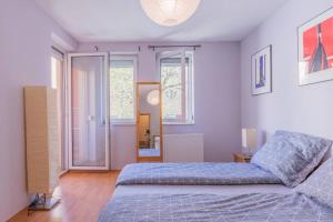 - une chambre avec un lit et une chambre avec une fenêtre dans l'établissement Cosy Pet-friendly flat w balcony @ Orczy Garden, à Budapest