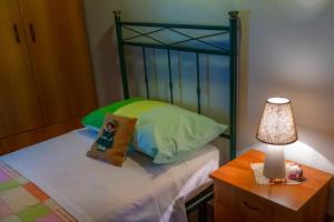1 dormitorio con 1 cama y 1 mesa con lámpara en La Rosa Rossa, en Sciacca
