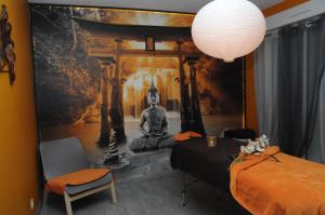 サン・タヴェルタンにあるSaint-Avertin Maison la Tourangelle à partager en famille ou amisのベッド1台と女性像