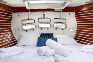 Gallery image of Walk barefoot to beach! Two bathrooms! Entire private sailboat in Isla Mujeres