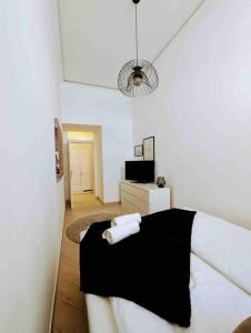 Luxury CityApartment 2 في فيينا: غرفة بيضاء مع سرير وبطانية سوداء