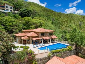 una vista aérea de una casa con piscina en Casa Antonelli en Playa Hermosa