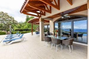 un patio con mesa y sillas y vistas al océano en Casa Antonelli en Playa Hermosa