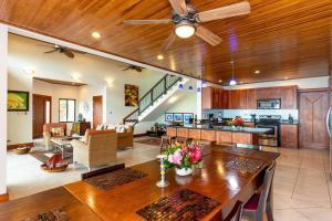 cocina y sala de estar con techo de madera en Casa Antonelli en Playa Hermosa