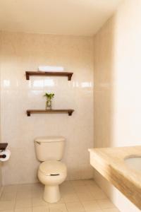 La salle de bains est pourvue de toilettes et d'un lavabo. dans l'établissement Caribe Princess, à Chetumal