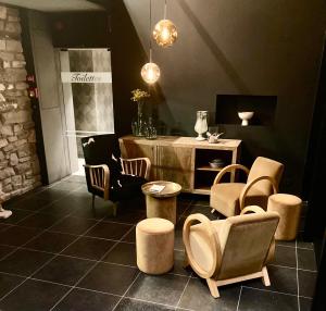 a living room with chairs and a table at B&B La Bouliniere in Malmedy