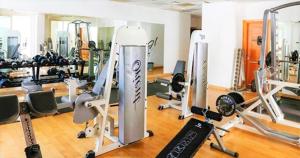 un gimnasio con dos cintas de correr y máquinas de cardio en Royal Manor - Dream Tower, en Dubái