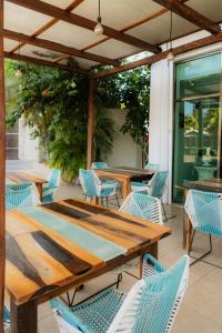 einen Holztisch und Stühle auf einer Terrasse in der Unterkunft Caribe Princess in Chetumal