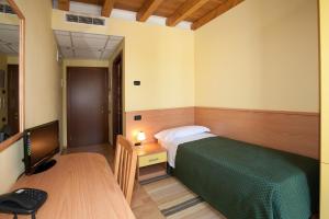 Un pat sau paturi într-o cameră la Hotel Valbrenta