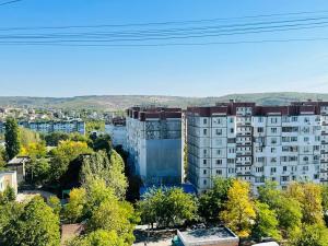 een luchtzicht op een gebouw in een stad bij Rent Apartament 2 camere Chirie in Chişinău