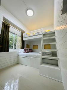 ein Schlafzimmer mit einem Etagenbett und einem Fenster in der Unterkunft HUG Backpackers in Chiang Mai