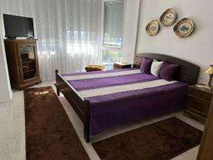 A bed or beds in a room at Apartman MiAnaMo