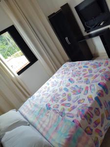 Hostel Dela的电视和/或娱乐中心