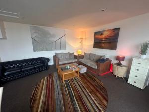 Moor Park Apartments في بريستون: غرفة معيشة مع أريكة وطاولة