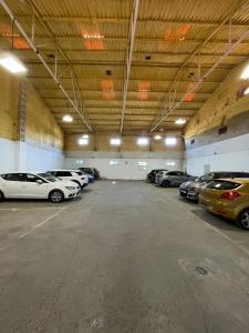 duży garaż z samochodami zaparkowanymi w nim w obiekcie Apartamentos Lusitania Parking Gratis bajo disponibilidad w Meridzie