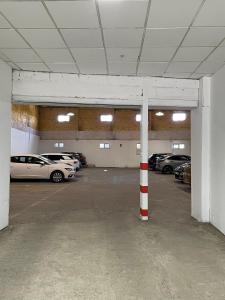 un garaje con coches aparcados en él en Apartamentos Lusitania Parking Gratis bajo disponibilidad en Merida