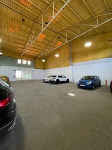 un garage con tre auto parcheggiate in esso di Apartamentos Lusitania Parking Gratis bajo disponibilidad a Mérida