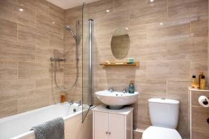 ein Badezimmer mit Waschbecken, Toilette und Dusche in der Unterkunft Cosy Cottage - Apple Pie Luxury Escapes in Bere Alston + 24 Fotos