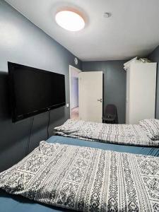 Postel nebo postele na pokoji v ubytování Modern Central City Apartment- Strandvegen 102b