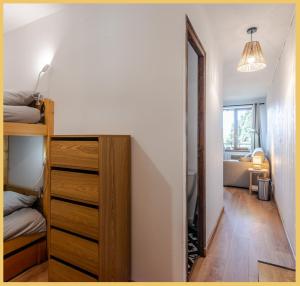 Habitación con 1 dormitorio con armario y espejo. en Appartement T2 Sublime situé à LES GETS, en Les Gets
