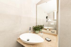 A bathroom at Topazio