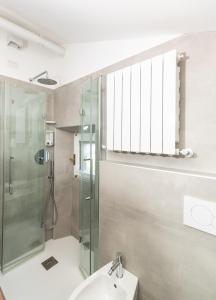 A bathroom at Topazio