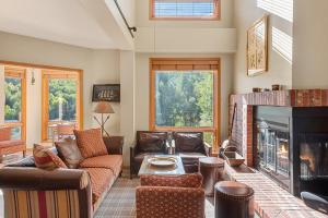 Χώρος καθιστικού στο Chamonix 41, Snowmass Ski-In/Ski-Out Condo w/Washer/Dryer/Free WiFi