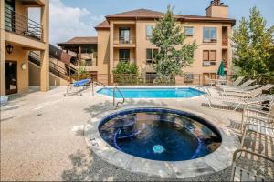 Πισίνα στο ή κοντά στο Chamonix 41, Snowmass Ski-In/Ski-Out Condo w/Washer/Dryer/Free WiFi