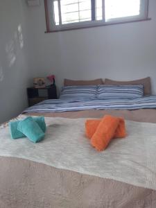 duas toalhas sentadas em cima de uma cama em Aguaymanto em Cuchilla Alta