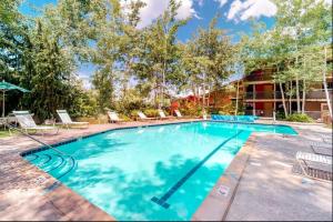 Kolam renang di atau dekat dengan Enclave 306, Snowmass Ski-In/Ski-Out Condo w/Shared Pool/Hot Tub