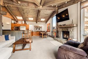 Televisyen dan/atau pusat hiburan di Enclave 307, Snowmass Ski-In/Ski-Out Condo w/Shared Pool/Hot Tub