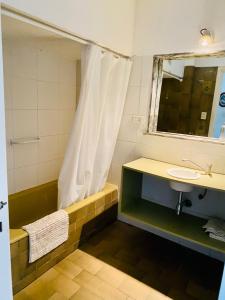 un bagno con lavandino e doccia di Chalet Quintana a Mar del Plata